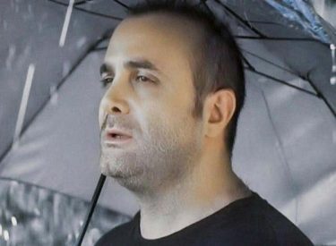 داره بارون میباره